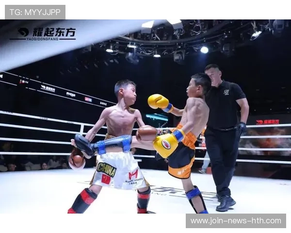 自由搏击选手比赛中突然跳跃扭身踢翻对手